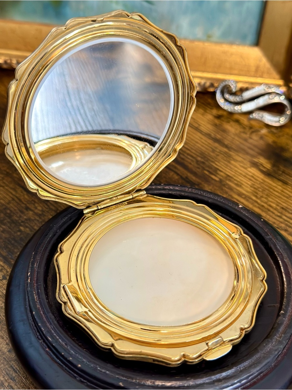 Vintage Hand-Painted Stratton Mirror Compact - Picture 2 of 14